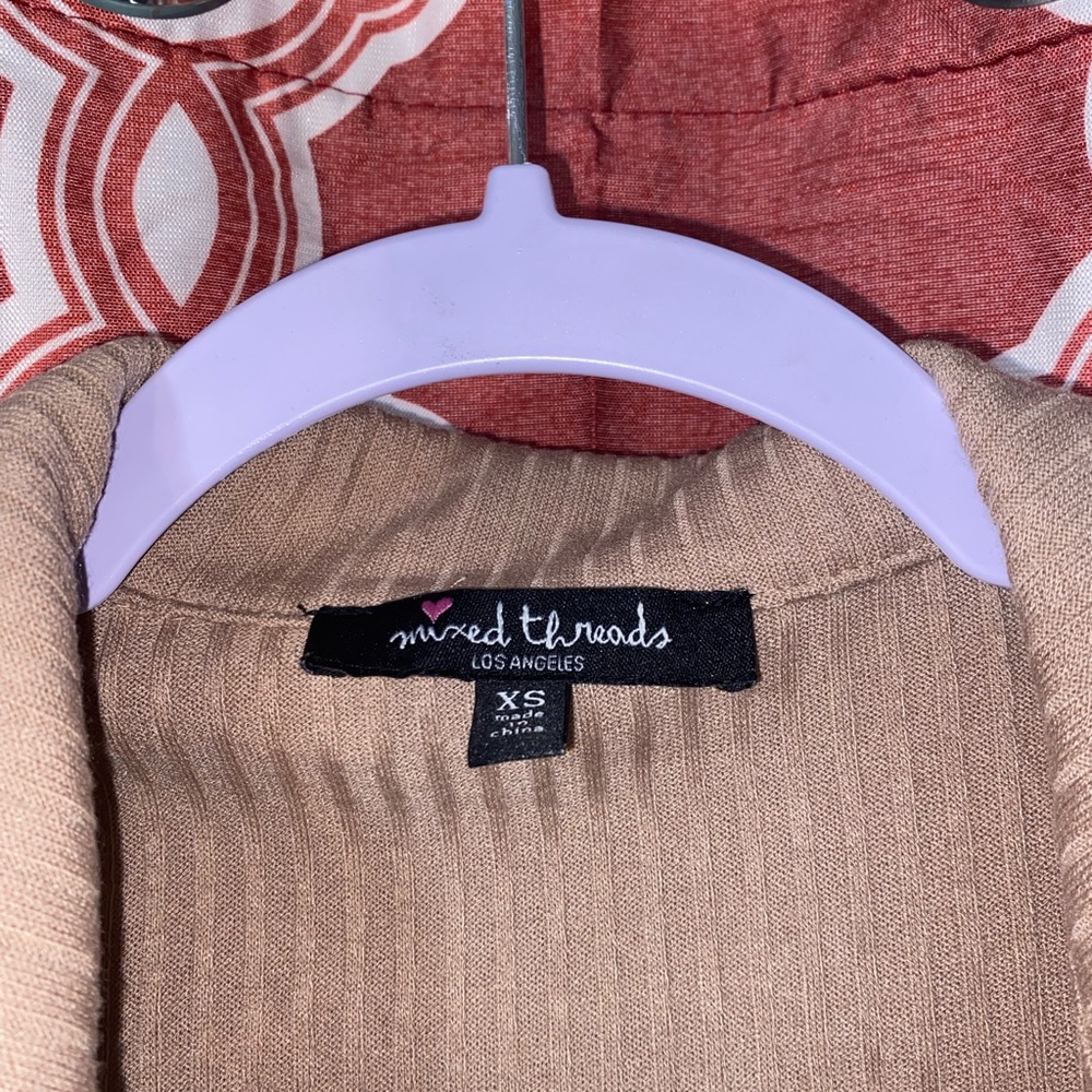 beige crop top 🤍 excellent condition, worn once